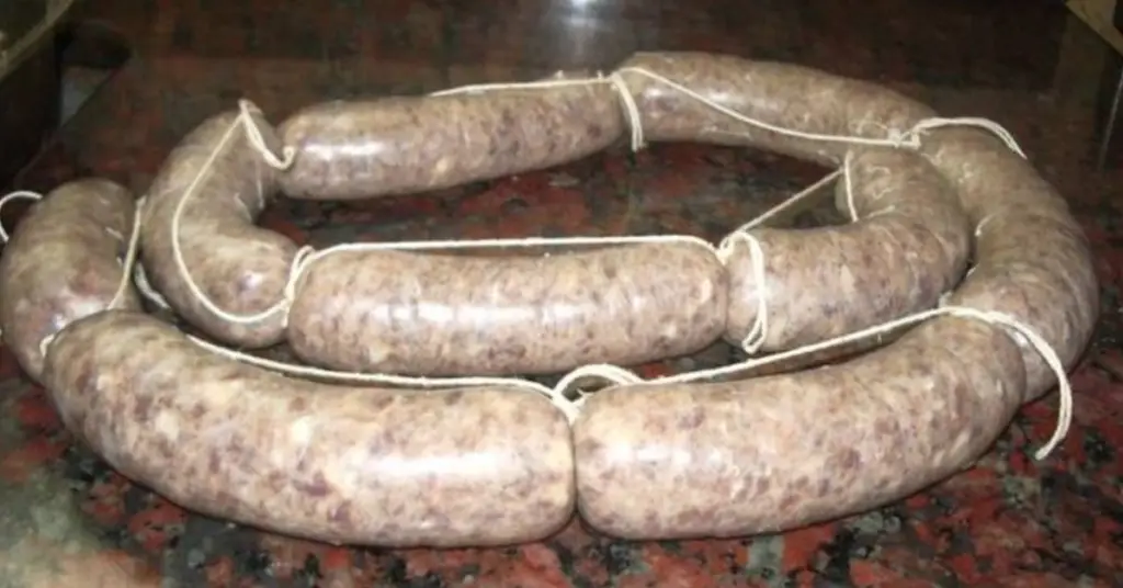 Wussten Sie, dass sie zu Hause zubereitet werden können? Heute bringen wir Ihnen ein Rezept für Wie macht man frische hausgemachte Chorizo ​​​​vom Land?