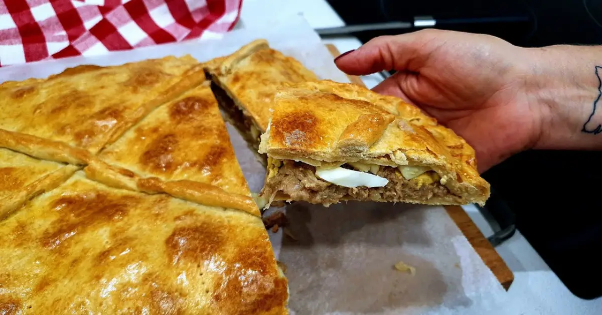 Sorprende a tus invitados con esta espectacular receta española. Como hacer Empanada gallega de atún y huevo
