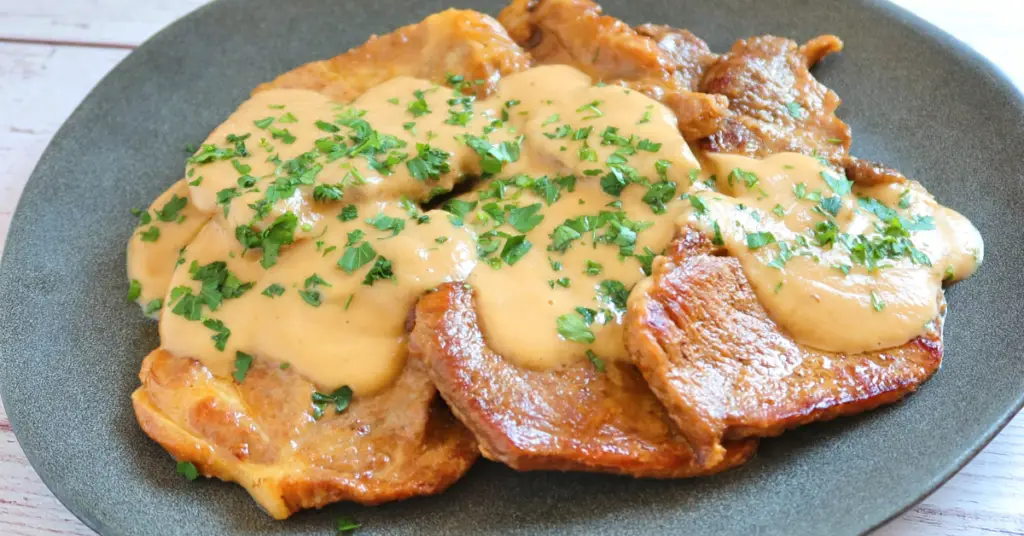 Ma megmutatjuk, hogyan készítsünk sertésszeleteket hagymás szószban.Egy egyszerű, gazdag és szuper finom recept!