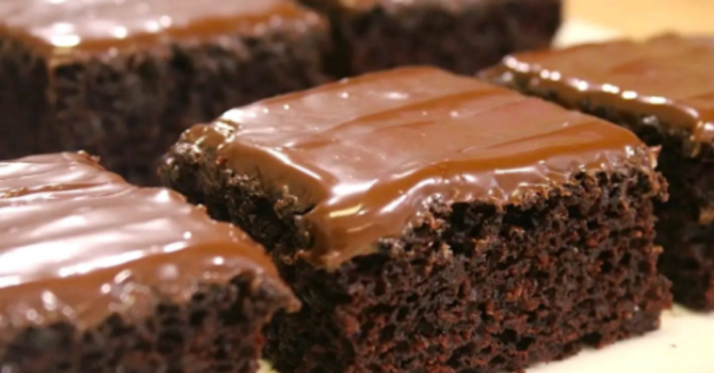 Para los fanáticos de la repostería con chocolate. Hoy les traemos una receta de Como hacer torta de chocolate húmedo ¡Receta paso a paso!