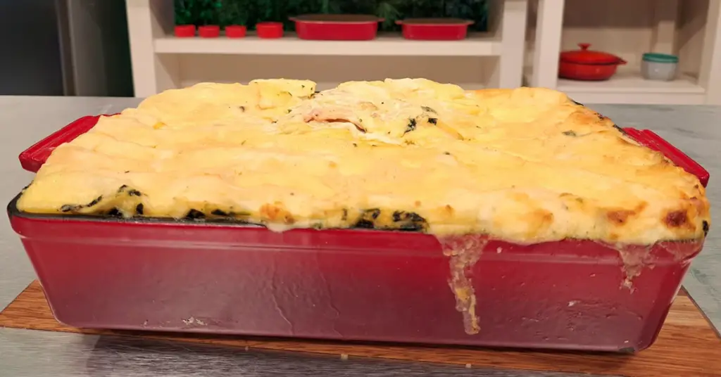 En esta receta te vamos a enseñar Como hacer lasagna de pollo, jamón y queso y espinaca con salsa blanca ¡Una exquisita comida para compartir!