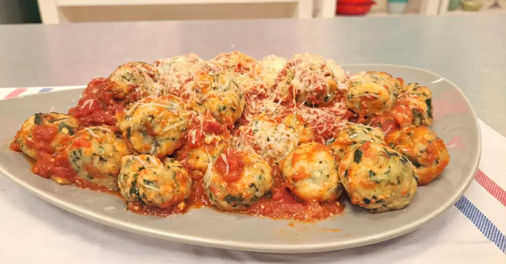 En esta receta les vamos a enseñar como hacer malfati de espinaca con salsa de tomate ¡Ideal para compartir!
