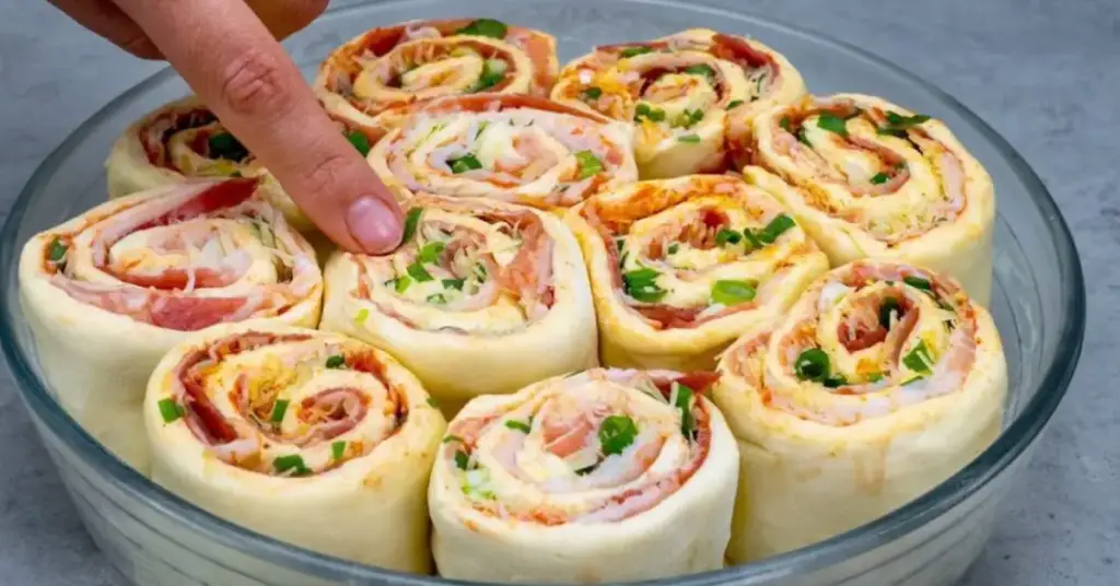Si quieres preparar una receta parecida a la pizza entonces anímate a preparar estos rollitos rellenos de jamón y queso
