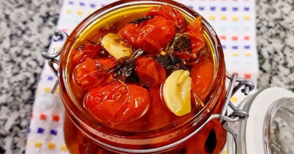Si quieres preparar un delicioso tomate en escabeche casero para acompañar tus comidas te recomendamos que le eches un vistazo a esta receta