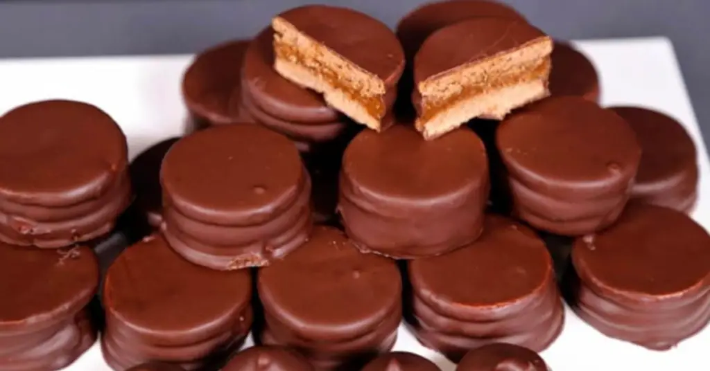 Si quieres preparar unos exquisitos alfajores de chocolate para compartir en un evento o para acompañar en una rica merienda echa un vistazo