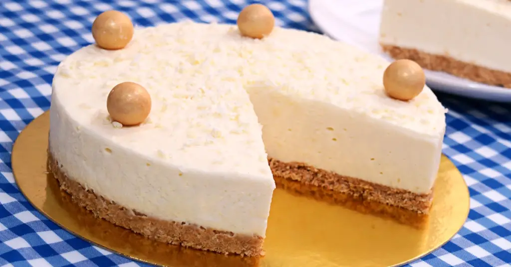 Si no quieres utilizar el horno por diversos motivos aquí te vamos a explicar Como hacer torta de chocolate blanco sin horno ¡Te encantará!