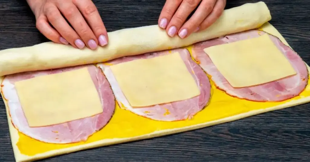 Si quieres preparar estos exquisitos rollitos de hojaldre que son perfectos para compartir en una reunión aquí te contamos como hacerlos