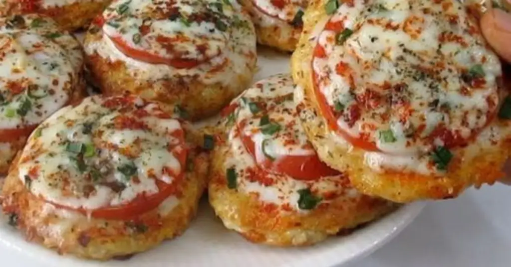 Si tienes una reunión con familiares o amigos aquí te vamos a enseñar como hacer mini pizzetitas de avena y papa ¡Les encantará!